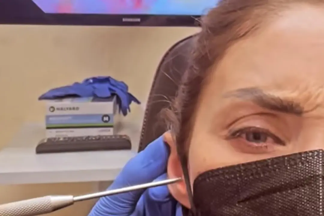 Anahí sigue sin escuchar de un oído