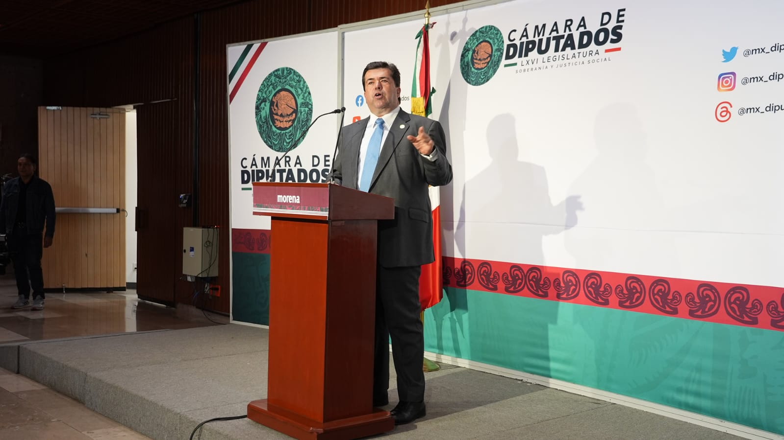 Porque las “propinas son sagradas”, salario base para meseros, propone diputado de Morena