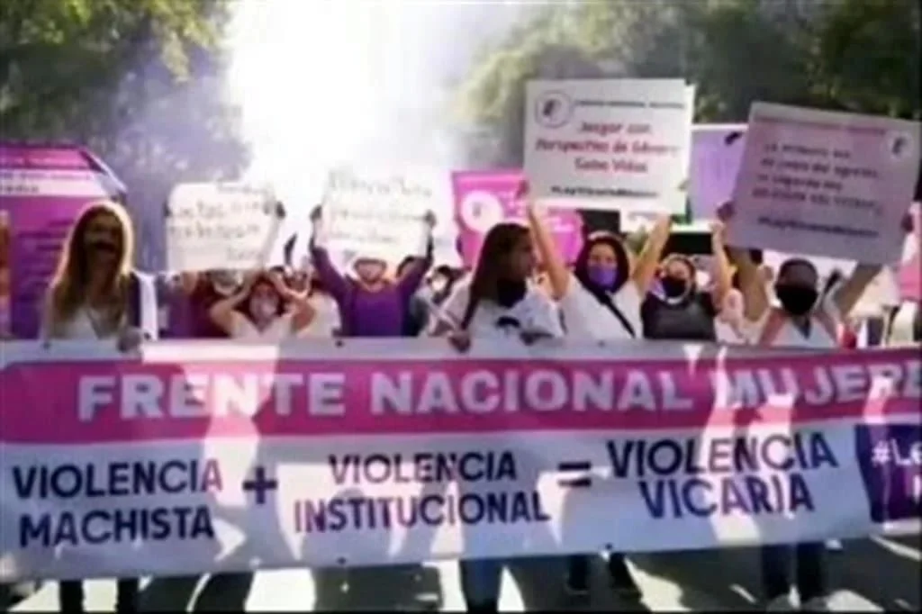 Tunden feministas a Monreal por acusar ‘violencia vicaria’