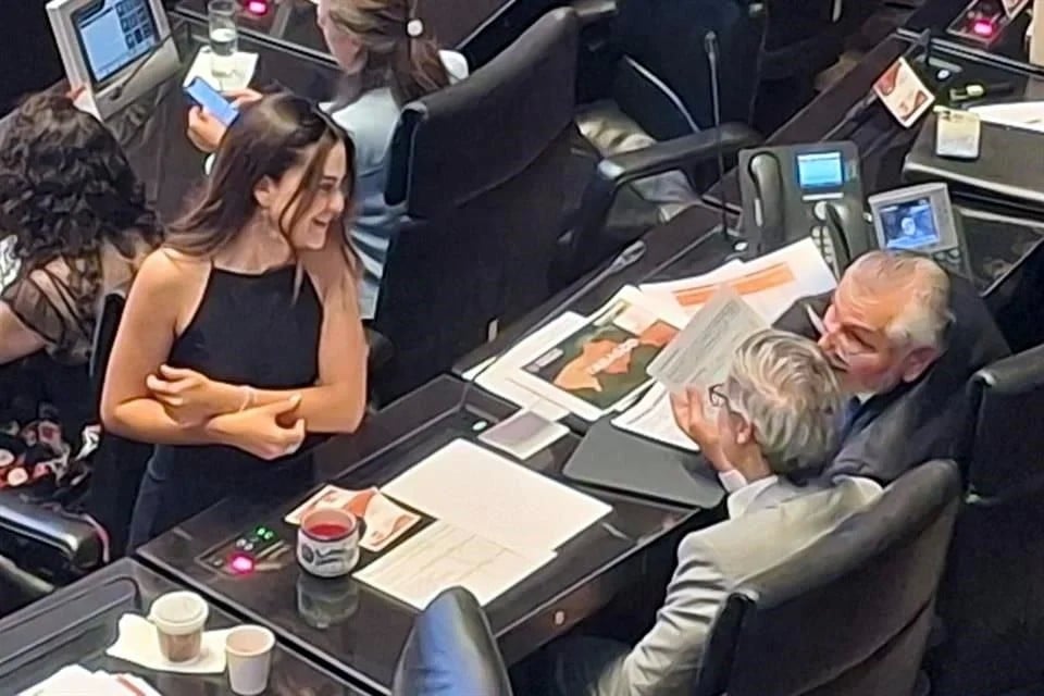 Lanzan ‘caimanes’, aplauden rock y evitan caso Adán